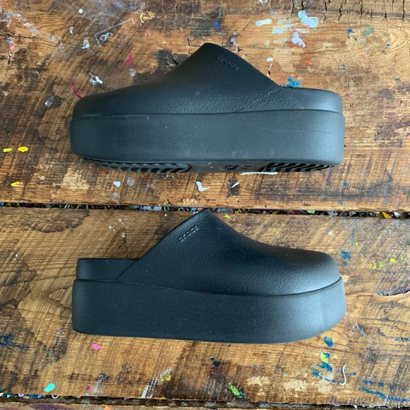 CROCS Shoes - CROCS Black Textured Clogs